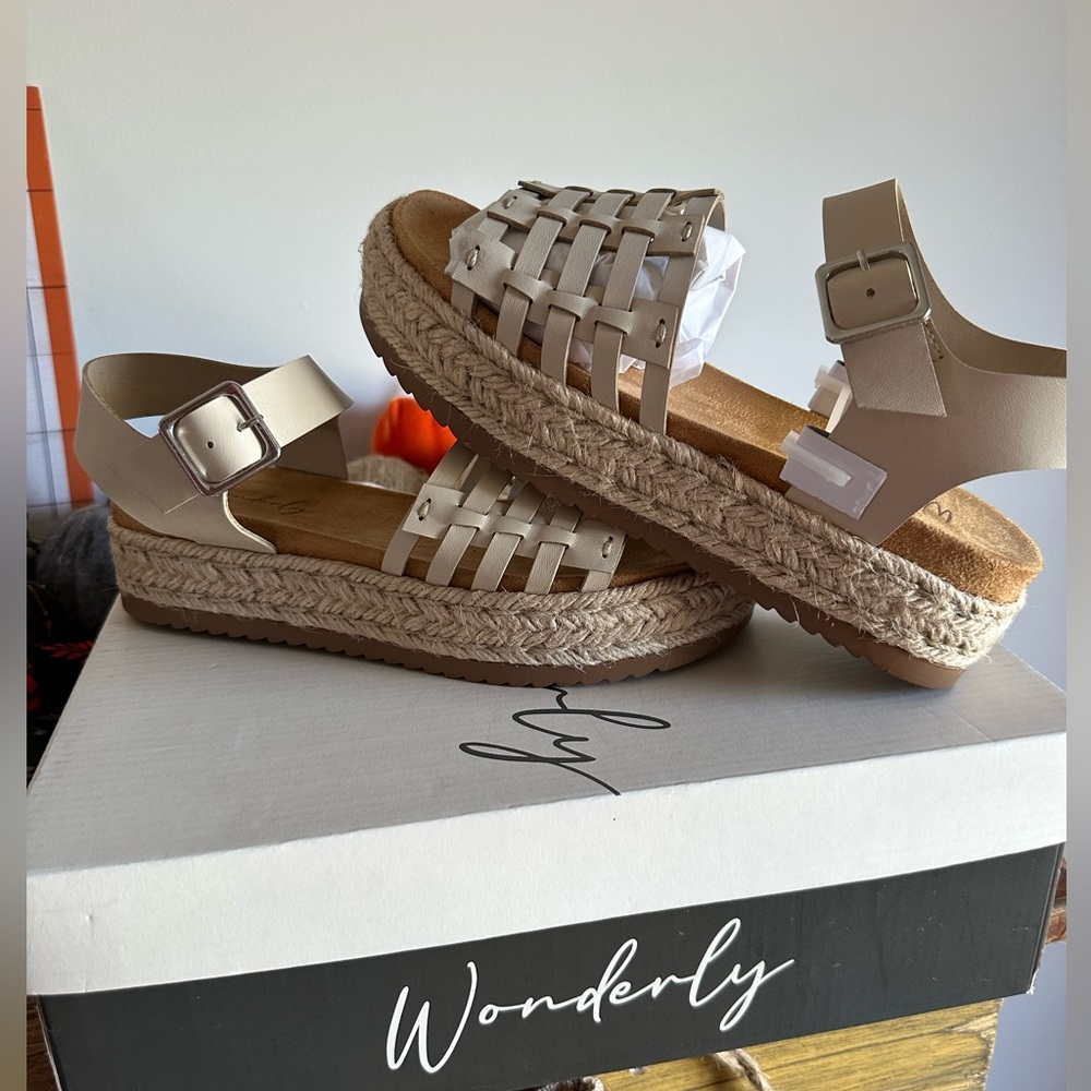 Waverly brand sandal from Belk! Women’s size 6! New in box.